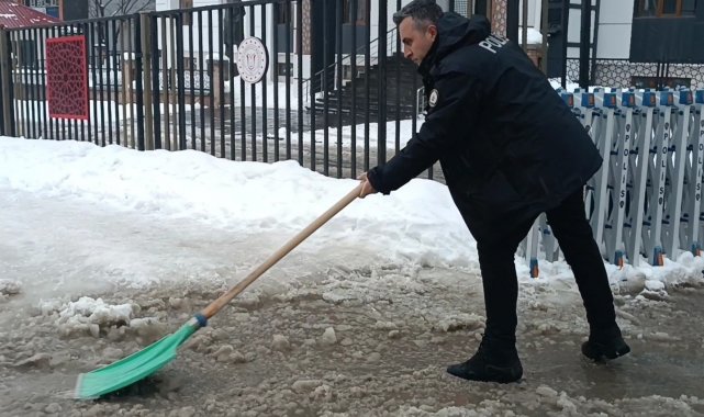 2026/01/mus39ta-polisten-ornek-davranis-su-dolan-caddeyi-kurekle-temizledi_1.jpg