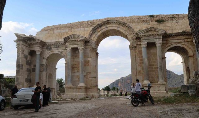 2026/06/unesco-listesindeki-anavarza-antik-kenti-ziyaretcilerini-agirliyor_1.jpg
