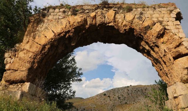 2026/06/unesco-listesindeki-anavarza-antik-kenti-ziyaretcilerini-agirliyor_3.jpg