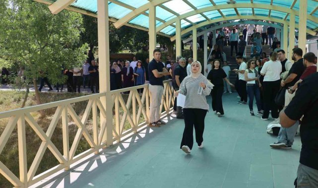 2026/09/hastanede-tedavi-gordugu-yatagindan-kalkti-kizina-destek-olmak-icin-sinav-merkezine-gitti_3.jpg