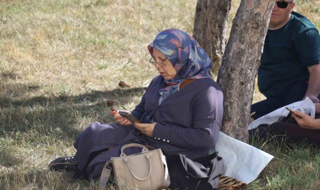 2026/09/hastanede-tedavi-gordugu-yatagindan-kalkti-kizina-destek-olmak-icin-sinav-merkezine-gitti_4.jpg
