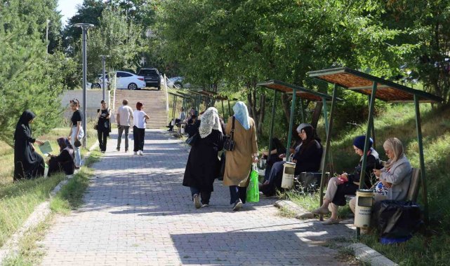 2026/09/hastanede-tedavi-gordugu-yatagindan-kalkti-kizina-destek-olmak-icin-sinav-merkezine-gitti_5.jpg