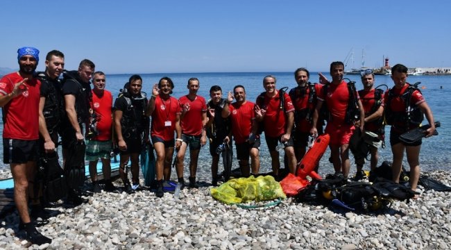 Antalya'nın Kemer ilçesinde su altı temizliği yapıldı. Turistlerin de k...