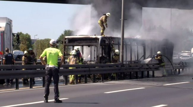 Bakırköy İncirli durağı yakınlarında seyir halinde olan metrobüste yangın ç...