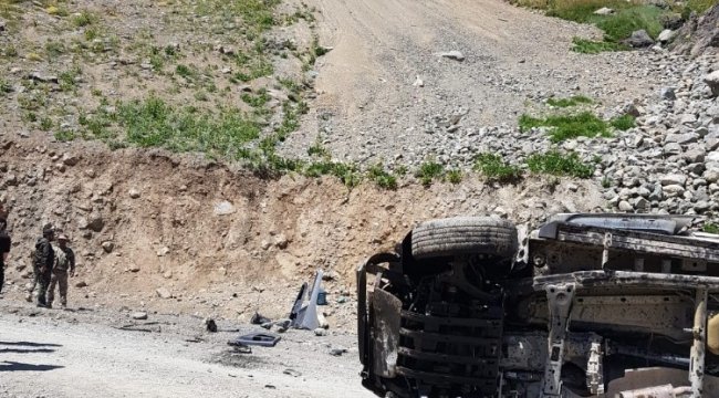 Hakkari'nin Yüksekova ilçesi Sat dağları Gölbaşı yakınlarında bir aracı...