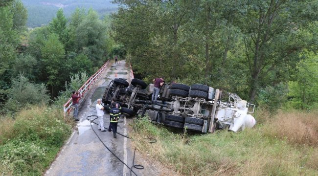 Karabük'ün Safranbolu ilçesinde devrilen ve çaya düşmekten son anda kur...