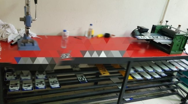 Kocaeli'nin Gebze ve Çayırova ilçelerinde sahte plaka basımı yapılan iş...