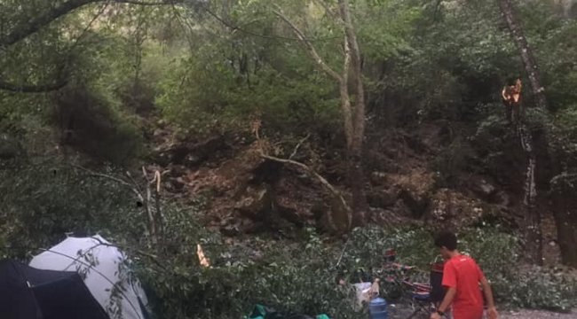 Antalya'nın Döşemealtı ilçesindeki Kocaçay Şelalesi karşısına kamp için...