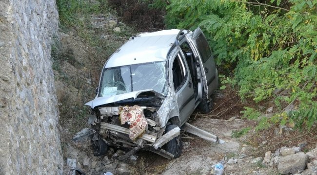 Samsun'da hafif ticari aracın şarampole yuvarlandığı kazada 2 kardeş ya...