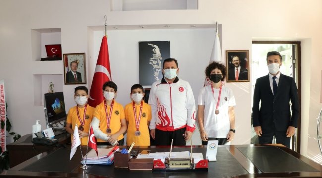 Kayseri Yıldız Spor Kulübü Başkanı Mustafa Yıldız Karate sporcuları ile bir...