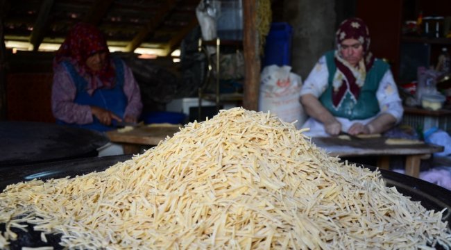 Aksekili kadınlar, sofraların vazgeçilmez yemeklerinden olan erişte keserek...