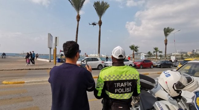 Polis ekipleri, Kuşadası Sahilinde drone ile yaya geçitlerinde trafik denet...