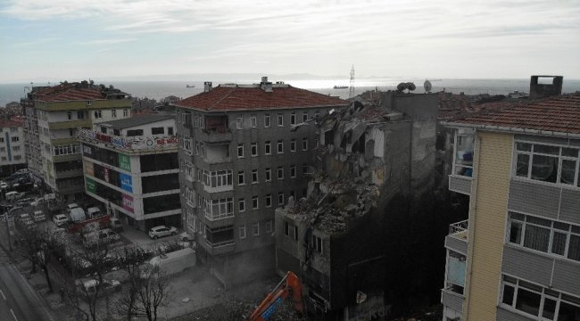 Avcılar'da 17 Ağustos 1999 Depremi'nde hasar alarak 25-30 santimetr...