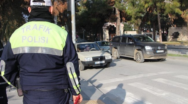 Burdur'da İl Emniyet Müdürlüğü'ne bağlı trafik ekipleri Cumhuriyet ...