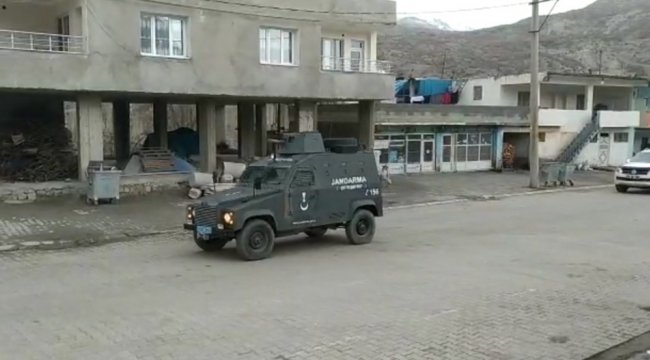 Şırnak'ın Uludere ilçesinde jandarma zırhlı araçlarından vatandaşlara y...