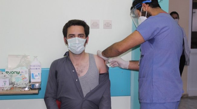 Türkeli İlçe Sağlık Müdürü Dr. Tunahan Bozkurt'un olduğu ilk aşıyla ilç...