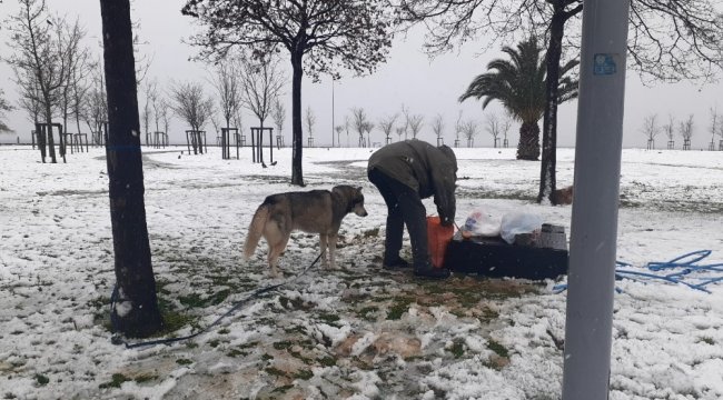 Caddebostan'da bir vatandaş, soğuk ve karlı havada yemek bulmakta zorlanan