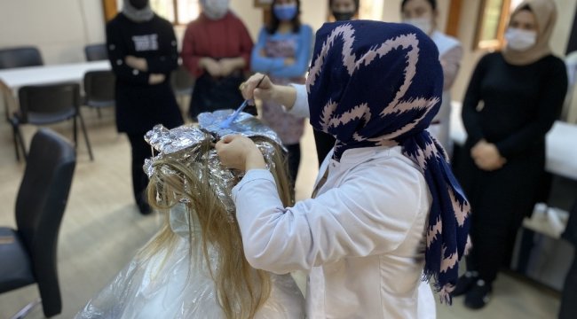 DÜZCE(İHA) – Düzce'de hobi olarak Halk Eğitim Merkezi'nde düzenlene...