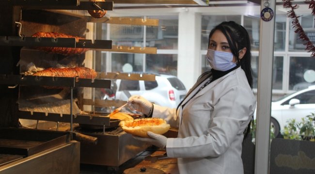 İzmir Bornova'nın meşhur kokoreç ustası Mehtap Göçmen, meraklı bakışlar...