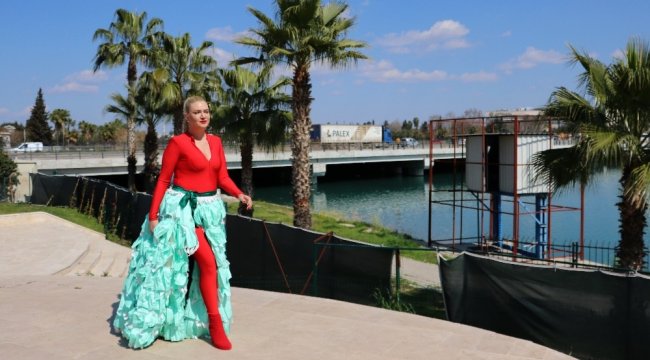 Eski manken, oyuncu ve sunucu Doğa Bekleriz, sunuculuğu yaptığı panelde mas...