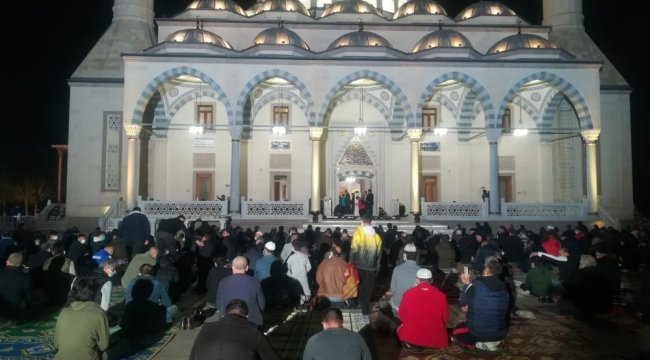 İzmir'de Miraç Kandili dolayısıyla vatandaşlar, Bilal Saygılı Camii Ve ...