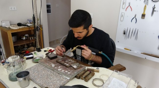 Mardin telkarisi, Akyüz Gümüş mağazalarında takı tasarımcısı olan 25 yaşınd...