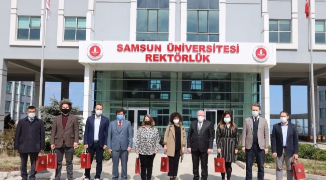 Samsun Üniversitesi (SAMÜ) başarılı akademisyenleri ödüllendirirken, Rektör...