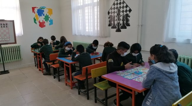 Şırnak'ın Uludere ilçesine bağlı Yemişli Umutışığı İlk ve Ortaokulunda ...