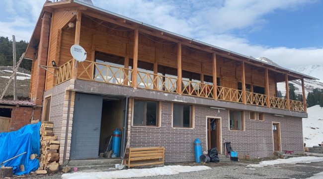 Artvin'de turizm amaçlı hizmet veren yayla evleri yakınların aynı gün i...