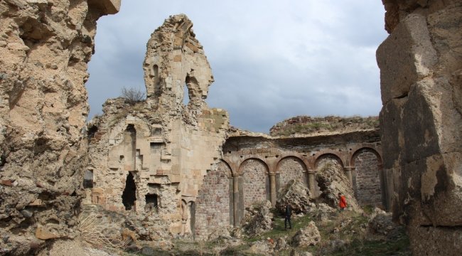 Erzurum Şenkaya ilçesi Penek köyünde bulunan Bana Katedrali (penek kalesi) ...