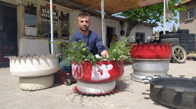 Denizli'nin Çivril ilçesinde 20 yıllık lastik tamir ustası Cem Güllübaş...
