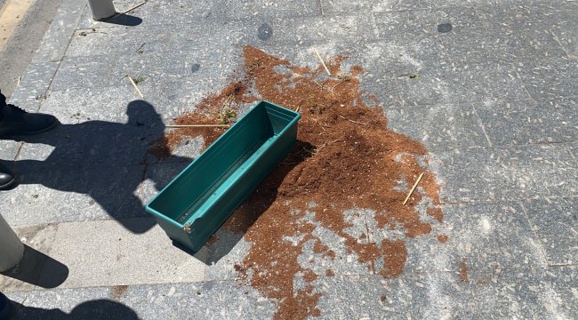 İstanbul Kağıthane'de 9 yaşındaki çocuğu ve eşiyle kaldırımda yürüyen k...