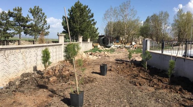 Kütahya'nın Aslanapa ilçesinde Devlet Hastanesi bahçesine yapılan dinle...