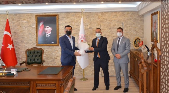 Sosyal Güvenlik Kurumu (SGK) Tercan İlçe Müdürü Selçuk Özbey ve beraberinde...