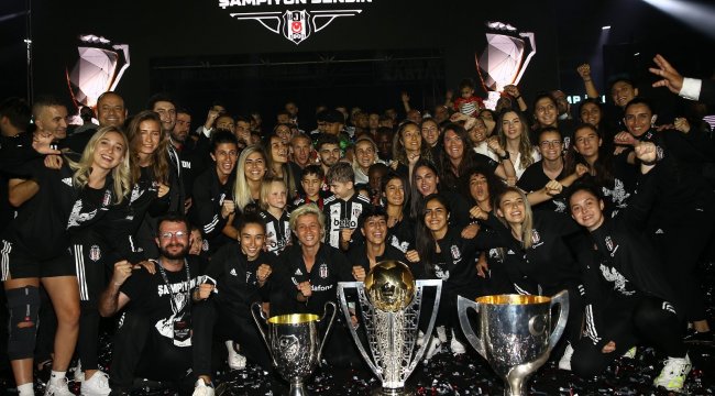 Süper Lig 2020-2021 Şampiyonu Beşiktaş'ın şampiyonluk kupasını 'Get...