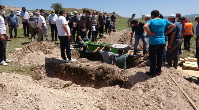 Tokat'ın Zile ilçesinde meydana gelen trafik kazasında ölen 5 kişiden b...