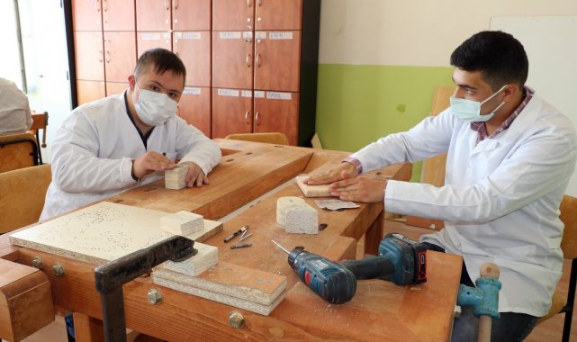 Yozgat Kanuni Sultan Süleyman Özel Eğitim Meslek Okulu öğrencileri, okulun ...