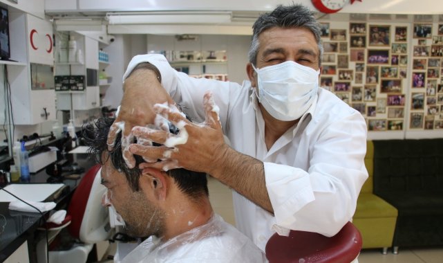 Ankara'da 38 yıldır berberlik yapan Münir Önkan, aşı olmak istemeyenler...