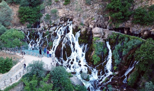 Gümüşhane'de sıcak havadan bunalan vatandaşlar Şiran ilçesinde bulunan ...