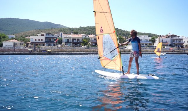 İzmir'in turistik ilçesi Foça'da bulunan Yeni Foça Rüzgar Sörfü ve ...