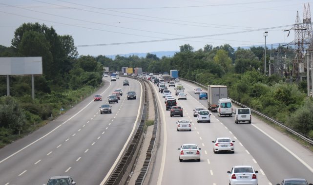 Kurban Bayramı tatilinden dönüş yapan vatandaşlar, TEM Otoyolu Sakarya geçi...