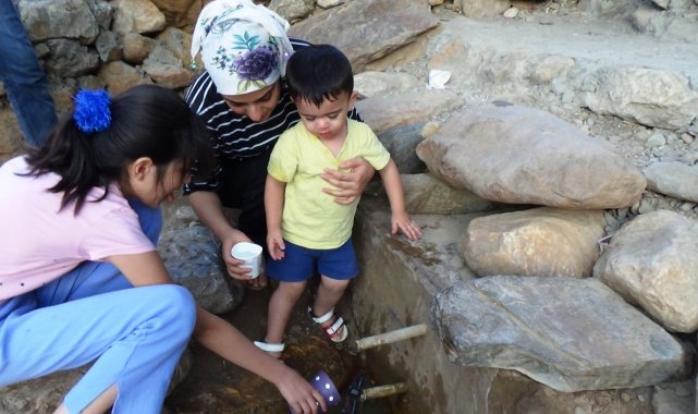 Batman'ın Sason ilçesine bağlı Yolüstü köyündeki doğal maden suyu çeşme...