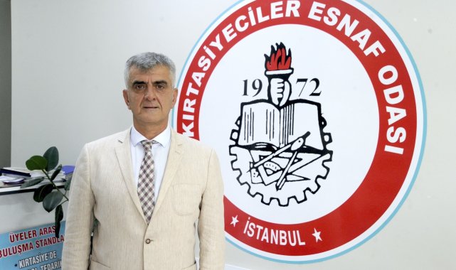 İstanbul Kırtasiyeciler Odası Başkanı Yavuz Tekçe, kırtasiye ürünlerini alı...
