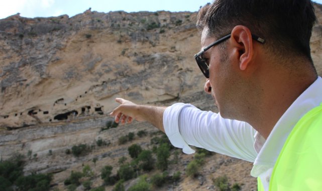 Tunceli'nin Çemişgezek ilçesinde yer alan 'İn delikleri' ve