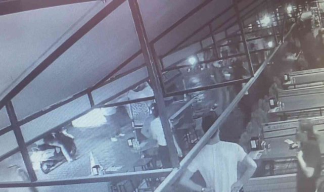 Adana'da bir koca, otomobil kullanırken eşiyle tartışınca yol kenarında...