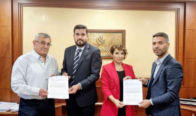 Gaziantep'te Büyükşehir Belediyesi'ne ait billboard, megalight ve c...