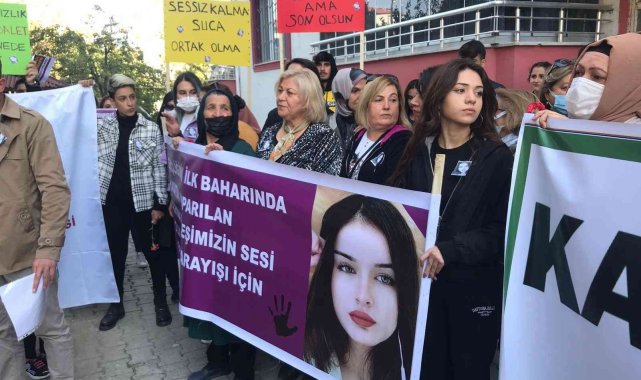 İntihar ettiği iddia edilen 18 yaşındaki Aleyna Ağgül için vatandaşlar Iğdı...