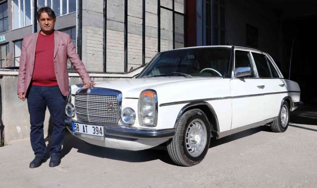 Sivas Belediye Başkan Yardımcısı Levent Olgun 1975 model klasik otomobiline...