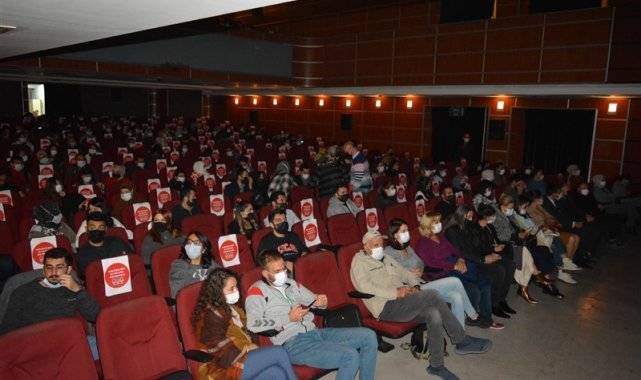 Trabzon Devlet Tiyatrosu oyuncuları tarafından sahnelenen 'Aşk Bir Şey ...