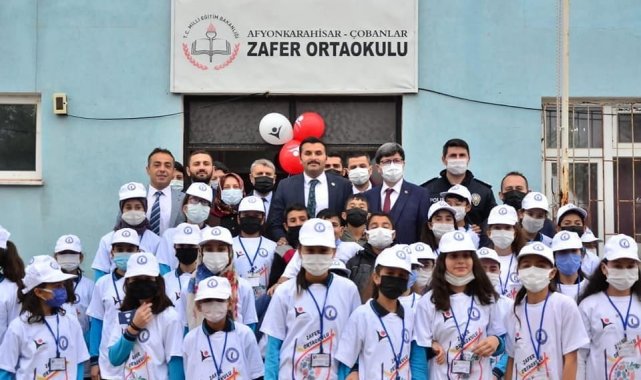 Afyonkarahisar'ın Çobanlar ilçesinde Zafer Ortaokulu'nda TÜBİTAK 40...